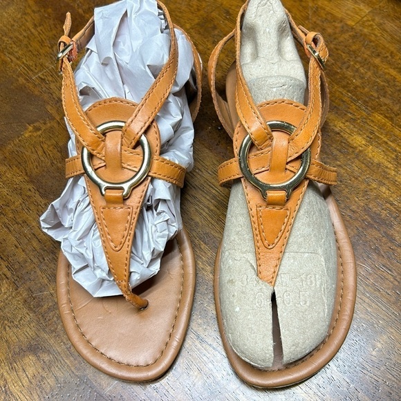 Franco Sarto Gale thong sandals size 7 brass circle garnish adjustable buckle - Picture 1 of 15